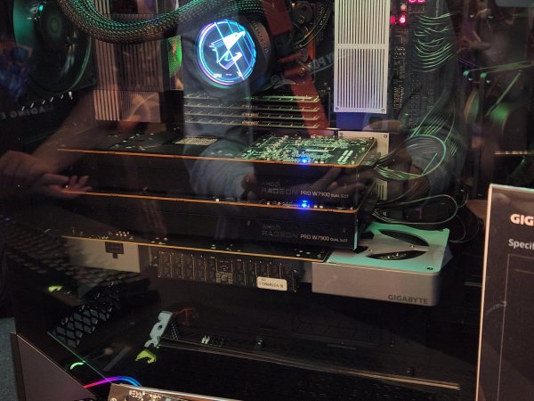 长春博时配资 CXL 进入工作站：技嘉展示配备内存扩展卡的 AMD 锐龙线撕平台
