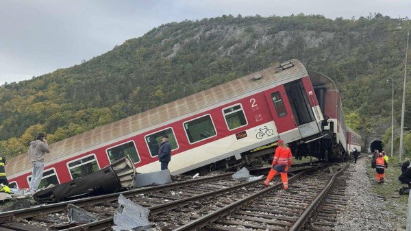 鳄鱼配资 斯洛伐克火车相撞致约百人受伤 或因人为失误所致